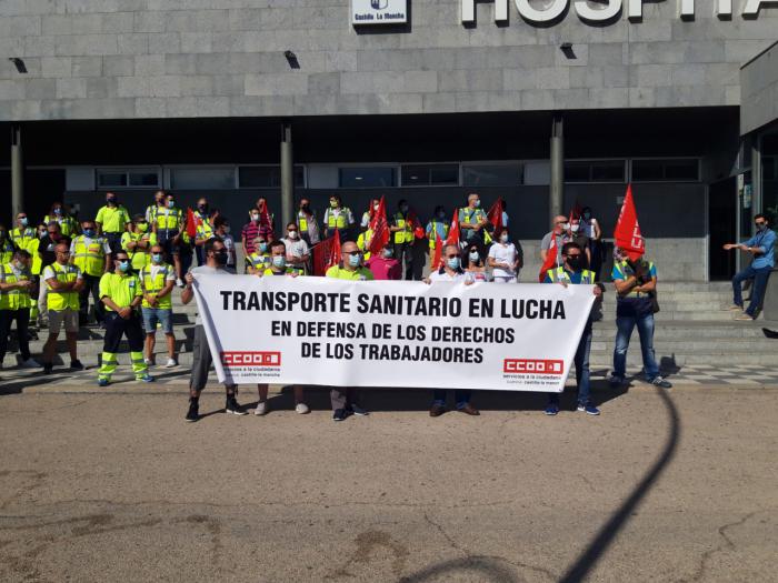 Concentración de trabajadores de ambulancias en la puerta del Virgen de la Luz