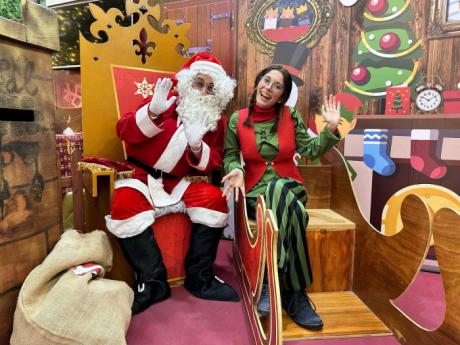 Papá Noel llega al Mirador y regala una foto de recuerdo con él a los niños de Cuenca