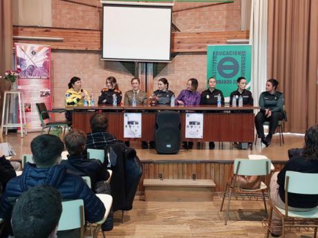 El IES Fernando Zóbel celebra el Día Internacional de la Mujer con la charla-coloquio "Mujeres en uniforme"