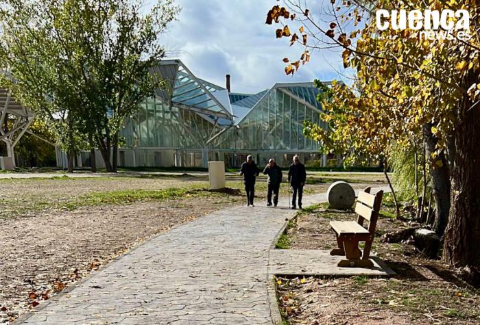 Paseo en la orilla del río Júcar a su paso por el Bosque de Acero