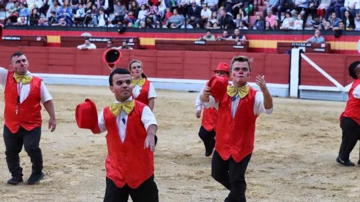 Celebran la suspensión del espectáculo cómico taurino – musical, 'Popeye torero y sus enanitos marineros'