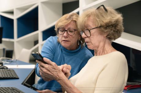 Más de 120 mayores de Cuenca mejoran sus competencias digitales gracias a un programa de la Fundación 