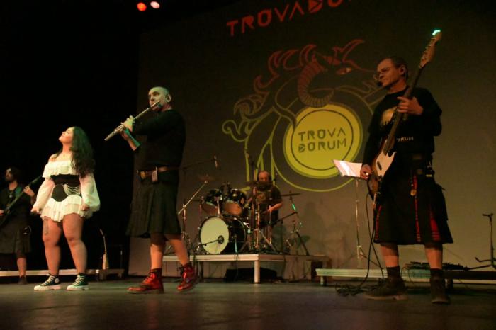 Trovadorum presenta “Somos más” en casa con gran éxito