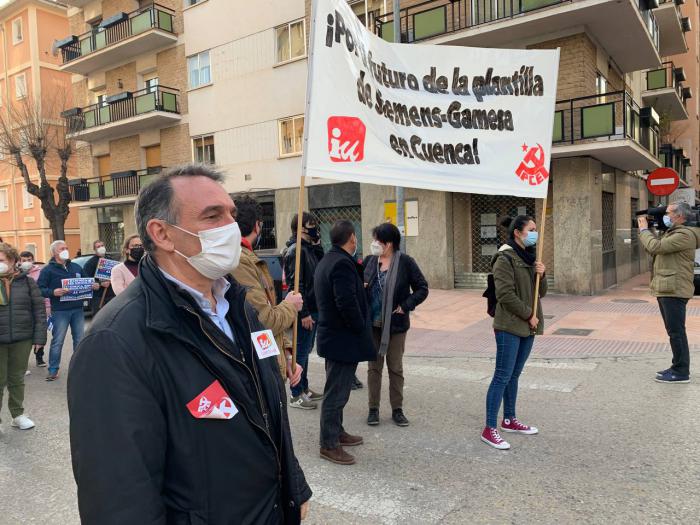 Enrique Santiago traslada en Cuenca a la representación de la plantilla de Siemens Gamesa una invitación para que detalle en el Congreso su rechazo al cierre de la planta