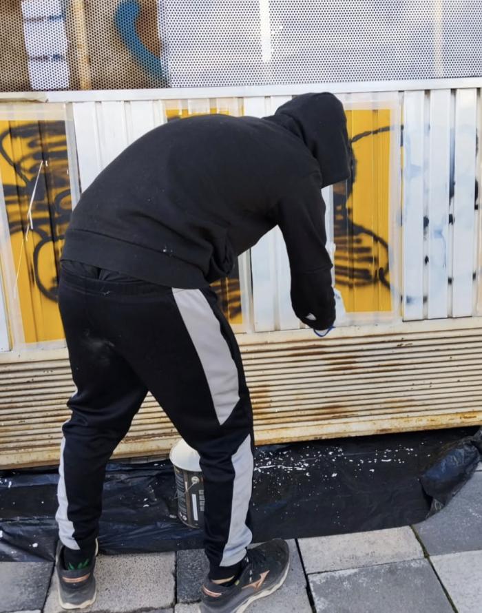 Un joven repara los daños de una de sus pintadas en Cuenca