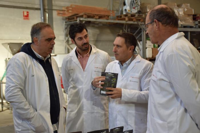 Álvaro Martínez Chana, presidente de la Diputación de Cuenca, durante la inauguración de la empresa Pinpilinpauxa Koloreak, acompañado de sus fundadores y del diputado de Emprendimiento y Reto Demográfico, Francisco Javier Cebrián.