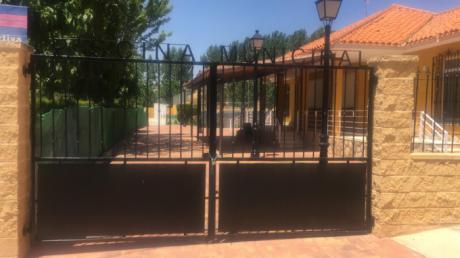 El PP denuncia que la alcaldesa de Pinarejo impide la apertura del kiosko de la piscina para evitar competencia a su propio bar 