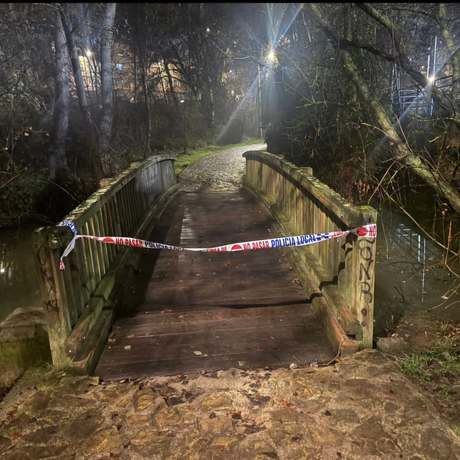 Uno de los accesos al río Júcar, acordonado por la Policía Local como medida preventiva ante la crecida del caudal.