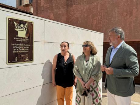 Cuenca rinde homenaje a Gustavo Torner en su centenario con una placa junto a su Monumento a la Constitución