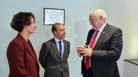 Bellido descubre una placa en el Parador de Manzanares para recordar el estrecho vínculo con el Estatuto de Autonomía en el 40 aniversario