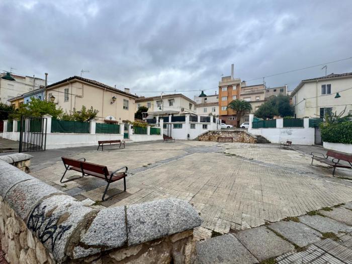 Vista de la Plaza de la Virgen de la Luz, que será remodelada con nuevas rampas de accesibilidad, pavimentación y mobiliario urbano.