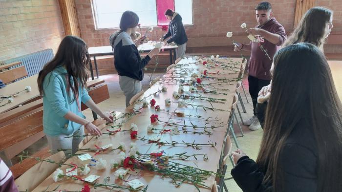 El IES Fernando Zóbel y la zobelteca celebra el Día Mundial de la Poesía regalando solidaridad