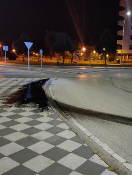 Nuevo accidente con fuga en Cuenca tras un “pique” nocturno entre vehículos en la calle Joaquín Rodrigo