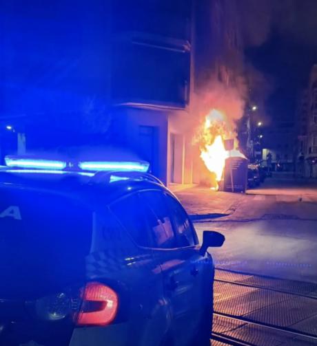 El fuego de contenedores en la calle Diego Jiménez daña un edificio en Cuenca