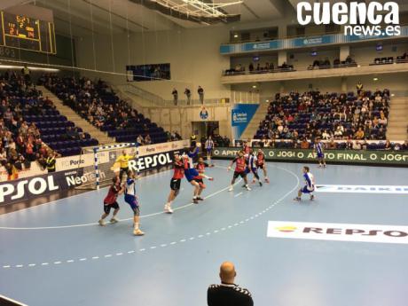 Los “Dragones Azules” del Porto derrotan a los “Dinosaurios Rojos” de Cuenca en la pista pero no en la grada (37-26)