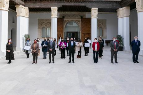 Reconocimiento de la presidenta de la FEMPCLM a los galardonados en los IX Premios Excelencia y Calidad de los Servicios Públicos de la JCCM