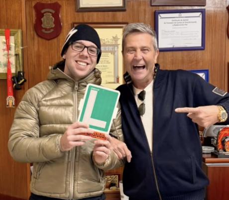 El cantante Quevedo se suma a la lista de famosos que han obtenido el carnet de conducir en Cuenca