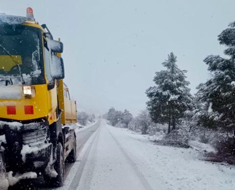 Una quitanieves trabaja en una carretera autonómica de la provincia de Cuenca durante el episodio de nieve registrado este miércoles.