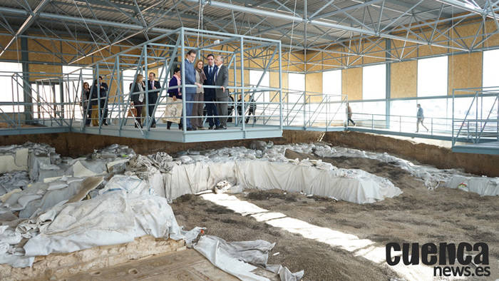 Imagen de archivo. Mariano Rajoy y Benjamín Prieto visitando el yacimiento romano de Noheda en 2016