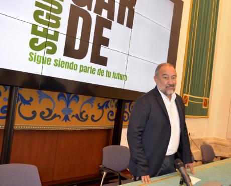 Julián Garde recibe con satisfacción los resultados y la participación en las elecciones que lo revalidan como rector de la UCLM