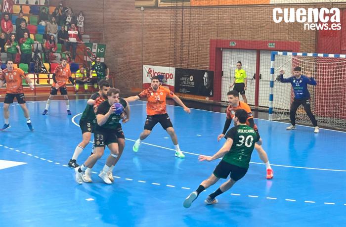 El BM Cuenca firma su peor partido en casa ante un imparable Bathco Torrelavega (26-35)