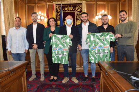 Martínez Chana recibe al CD Quintanar del Rey como campeón de Tercera y anuncia más dinero para los equipos de Segunda RFEF