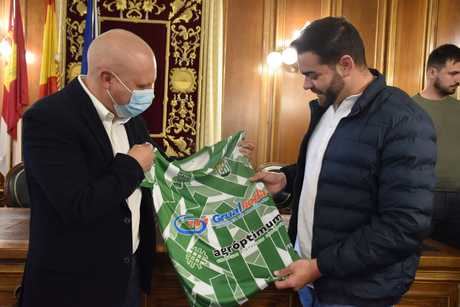 Martínez Chana recibe al CD Quintanar del Rey como campeón de Tercera y anuncia más dinero para los equipos de Segunda RFEF