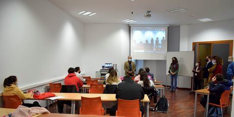 Estudiantes del programa Incluye e Inserta UCLM reciben en su aula al rector