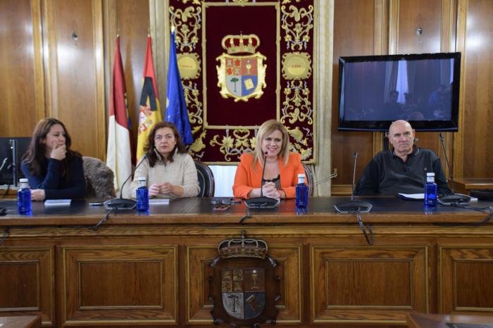 Presentación del libro Navidad de palabras en el Salón de Actos del Palacio Provincial, con representantes institucionales, autores y la Asociación de Alzheimer de Cuenca.