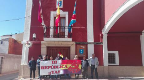 IU Motilla se concentra a las puertas del Consistorio para solicitar la Tercera República
