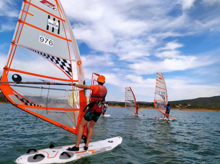 El embalse de Entrepeñas acogió el campeonato autonómico de windsurf