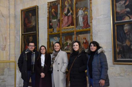 Autoridades provinciales y municipales, junto al párroco de Belmonte, durante el acto de entrega del retablo de la Cátedra de San Pedro en la Colegiata de San Bartolomé tras su restauración.
