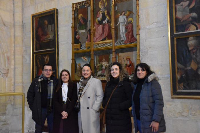 Autoridades provinciales y municipales, junto al párroco de Belmonte, durante el acto de entrega del retablo de la Cátedra de San Pedro en la Colegiata de San Bartolomé tras su restauración.