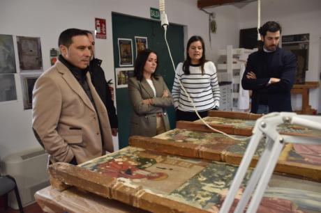 El Taller de Restauración de la Diputación trabaja en la rehabilitación del retablo de la cátedra de San Pedro en Belmonte