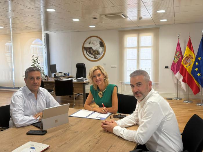 La delegada de la Junta destaca la notable mejora del empleo en Cuenca gracias a la colaboración con agentes sociales