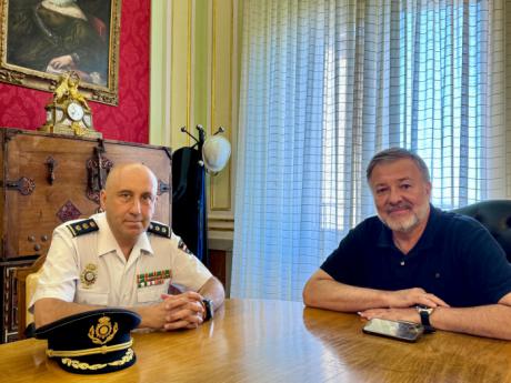 El alcalde de Cuenca felicita al nuevo comisario provincial de Policía Nacional y refuerza la colaboración institucional