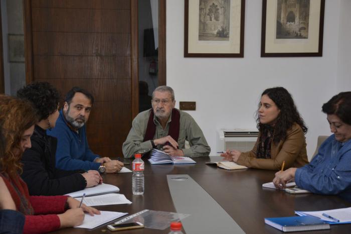 El experto Marco Marchioni se reúne con miembros del Gobierno local para abordar el proyecto de intervención social del Polígono