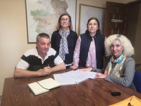 Se entregan cerca de 1.500 firmas al Ayuntamiento de Cardenete reclamando medidas contra el impacto que causa la macrogranja a los vecinos