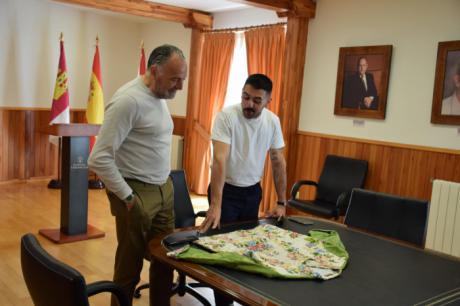 El Ayuntamiento de Tarancón respalda al diseñador Francisco Sáez en el evento Castilla-La Mancha es Moda