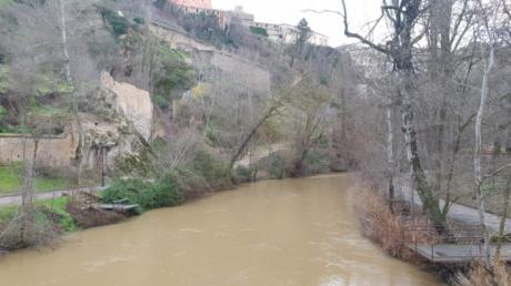 El Ayuntamiento mantiene cerrados los accesos a los ríos y pide precaución ante el crecimiento de su caudal