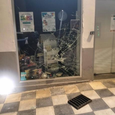 Robo en una librería de Cuenca tras romper el escaparate en plena madrugada