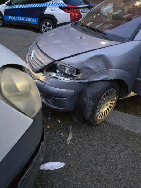 Un turismo choca contra un camión estacionado en la calle San Cosme de Cuenca
