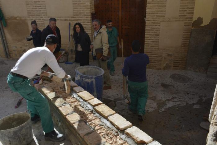 La reparación del pavimento en el Casco continúa en la Cuesta del Pez y en la calle Cristo de la Calavera gracias al Plan de Empleo