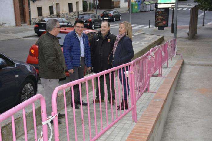 El Ayuntamiento de Toledo mejora la accesibilidad de Santa Bárbara con una nueva rampa que elimina escalones junto a una parada de bus