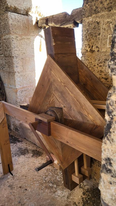 La matraca de Cardenete vuelve al campanario tras su restauración