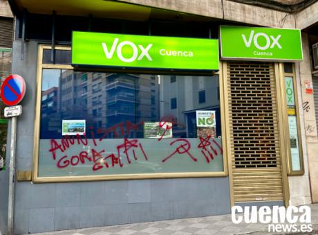La sede de Vox amanece con pintadas a favor de la amnistía y de ETA