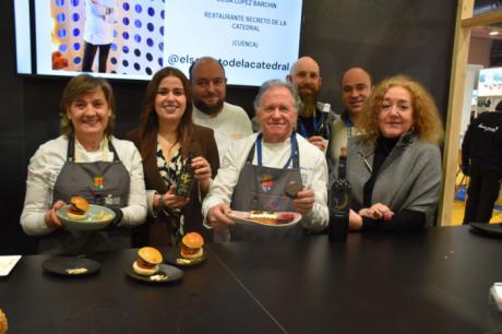 El stand de la Diputación de Cuenca en Madrid Fusión, lleno durante los showcooking de la segunda jornada, donde la gastronomía conquense volvió a captar la atención del público y de los profesionales del sector.