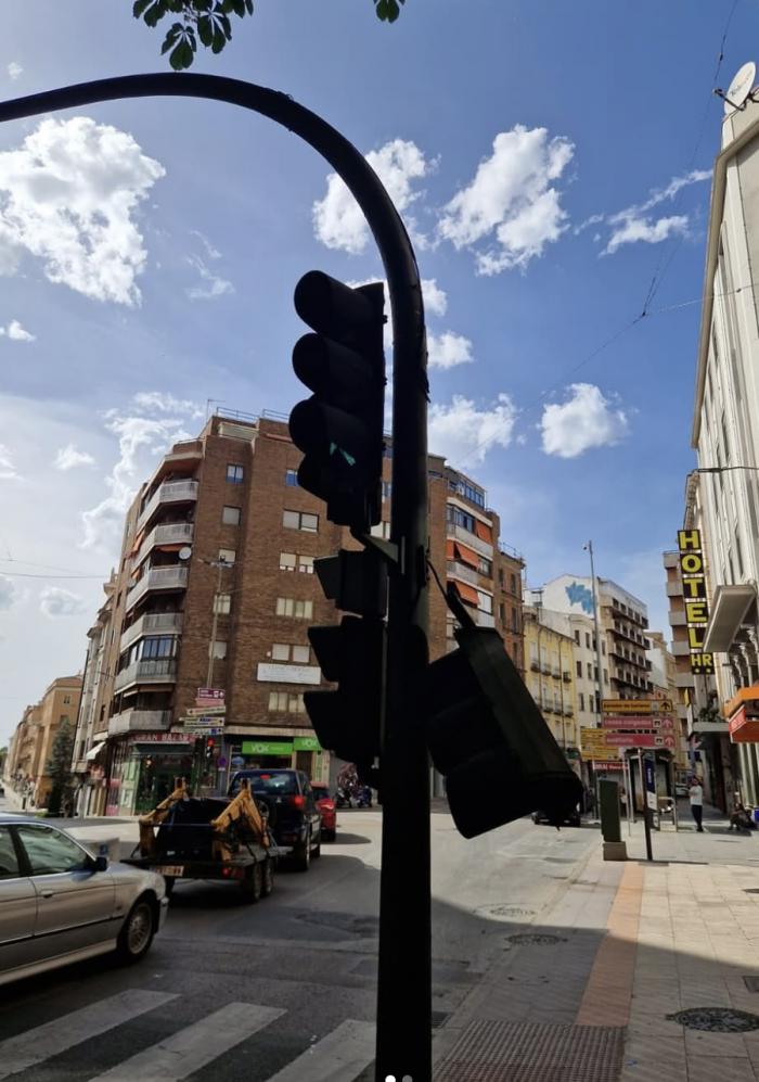Un camión de mudanzas causa daños en la Plaza del Xúcar