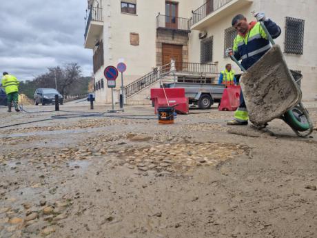 El Servicio de Obras del Ayuntamiento actúa en la mejora del pavimento del Casco Antiguo de cara a Semana Santa