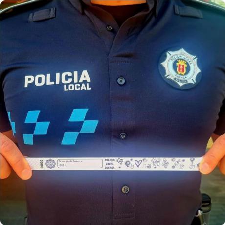 La Policía Local refuerza la seguridad en San Julián con pulseras identificativas para menores